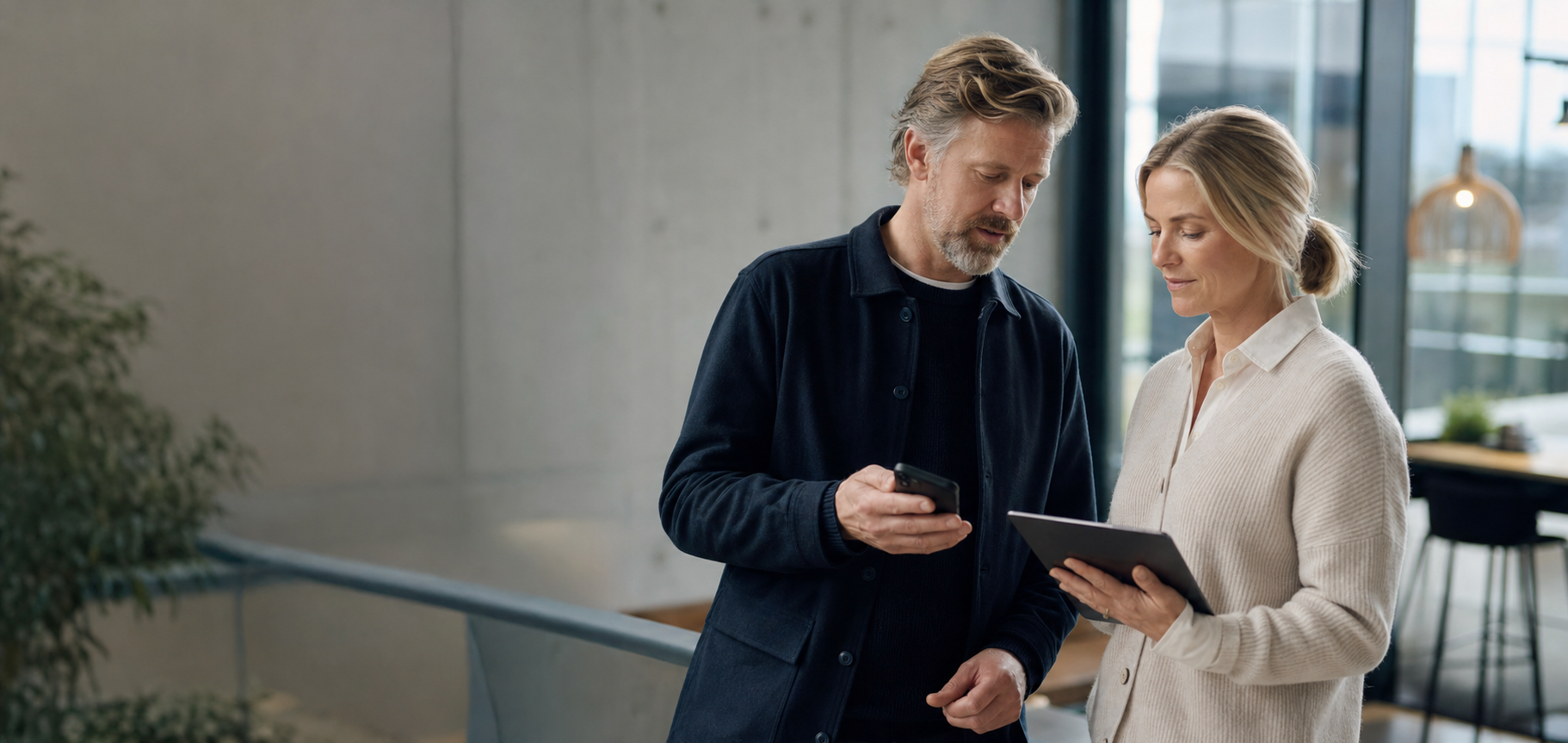 En företagare och en kund går tillsammans igenom information inför ett beslut
